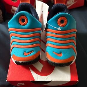 Kids Nike shoes Dynamo Go Size 4c